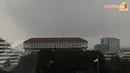 Langit di atas Balaikota Semarang pada Jumat 14 Februari 2014 tertutup awan tebal menyusul meletusnya gunung Kelud (Liputan6.com/Helmi Fithriansyah).