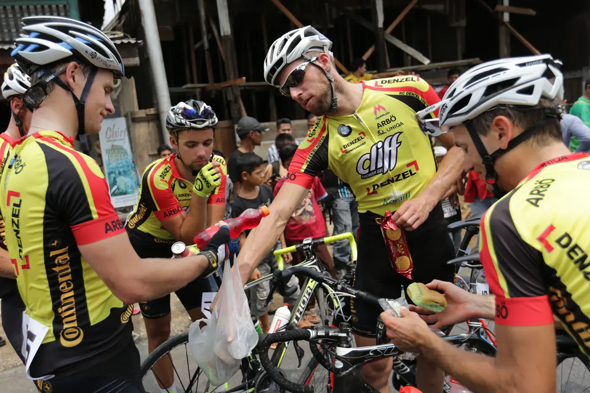 Tour de Singkarak 2015: Kala Pebalap Bule ini Jajan di Warung