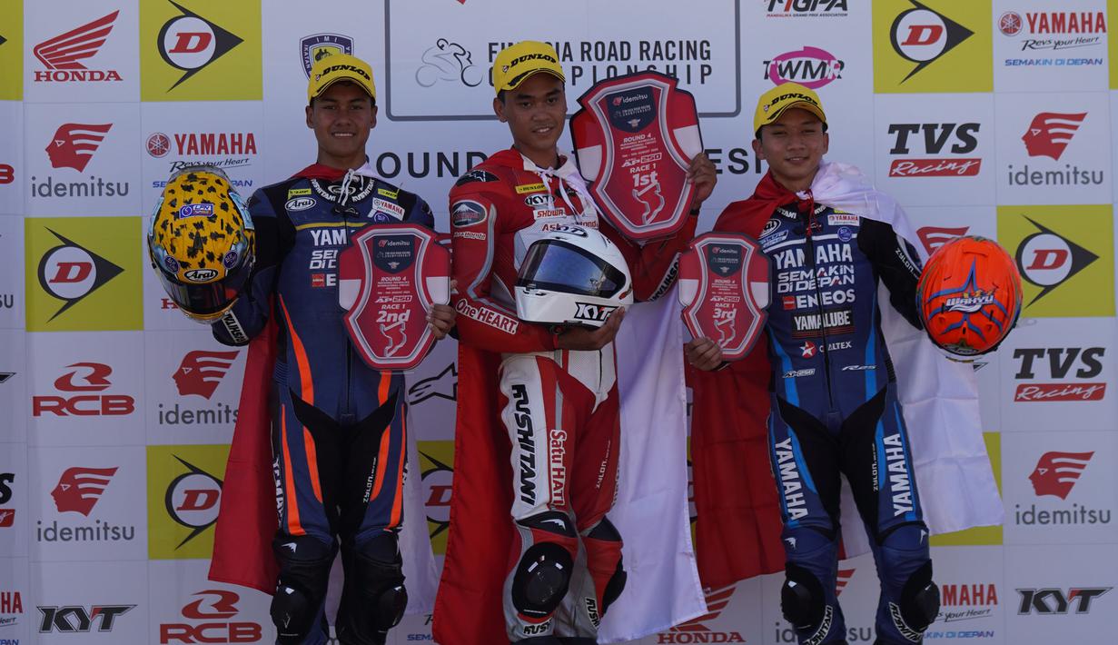 Race 1 kelas Asia Production 250 (AP250) pada ajang Asia Road Racing Championship (ARRC) 2023 di Sirkuit Mandalika, Lombok, Sabtu (12/8/2023) dikuasai para pembalap tanah air. Tiga posisi akhir yang berhak naik podium kesemuanya diisi oleh tiga local pride. Juara direbut oleh pembalap Astra Honda Racing Team (AHRT), Herjun Atna Firdaus, sementara posisi kedua dan ketiga drebut oleh dua pembalap Yamaha Racing Indonesia, Aldi Satya Mahendra dan Wahyu Nugroho. Bahkan peringkat keempat pun masih diisi pembalap asal Indonesia dari tim AHRT yang juga sebagai pimpinan klasemen sementara, Rheza Danica Ahrens. (Dok. AHRT)