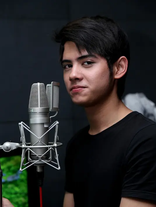 Aliando Syarief dan Prilly Latuconsina memang sempat 'dikawinkan'. Saat tampil satu panggung di SCTV Awards 2014, Prilly tampil sebagai model saat Aliando membawakan lagu ciptaannya berjudul 'Kau Terindah'. (Andy Masela/Bintang.com)