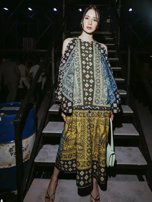 Tampilan off shoulder juga berhasil mengangkat kesan seksi yang elegan. Tentu pesona keindahan ini berhasil hadirkan elegansi yang sesungguhnya. [Foto: Instagram/ Laura Basuki]