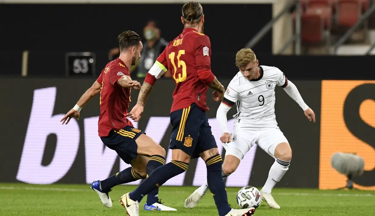 Penyerang Jerman, Timo Werner, berebut bola dengan bek Spanyol, Sergio Ramos, pada laga Nation League di Mercedes-Benz Arena, Berlin, Jumat (4/9/2020) dini hari WIB. Jerman bermain imbang 1-1 atas Spanyol. (AFP/Thomas Kienzle)