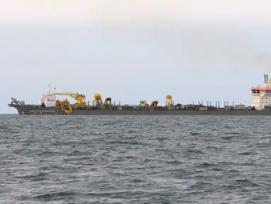 Kapal tongkang bernama "Queen of The Netherlands" yang digunakan untuk mengeruk pasir bawah laut untuk Reklamasi Teluk Jakarta beroperasi di perairan Serang, Banten, Rabu (27/4). (Liputan6.com/Helmi Afandi)