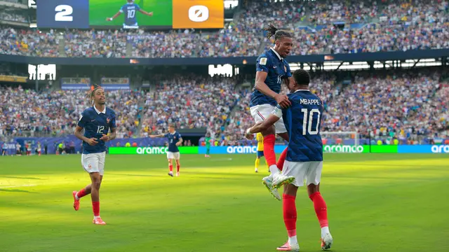 Pemain Prancis Kylian Mbappe (10) merayakan gol bersama Michael Olise (11)