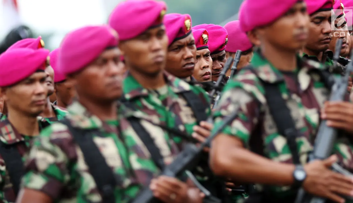 Anggota TNI saat mengikuti Apel Kesiapan Natal, Tahun Baru 2019 serta menjelang Pemilu legislasi dan Presiden 2019 di Monas, Jakarta, Jumat (30/11). Apel  diikuti 50.000 personel dari AD, AL, AU dan Polri. (Liputan6.com/Johan Tallo)