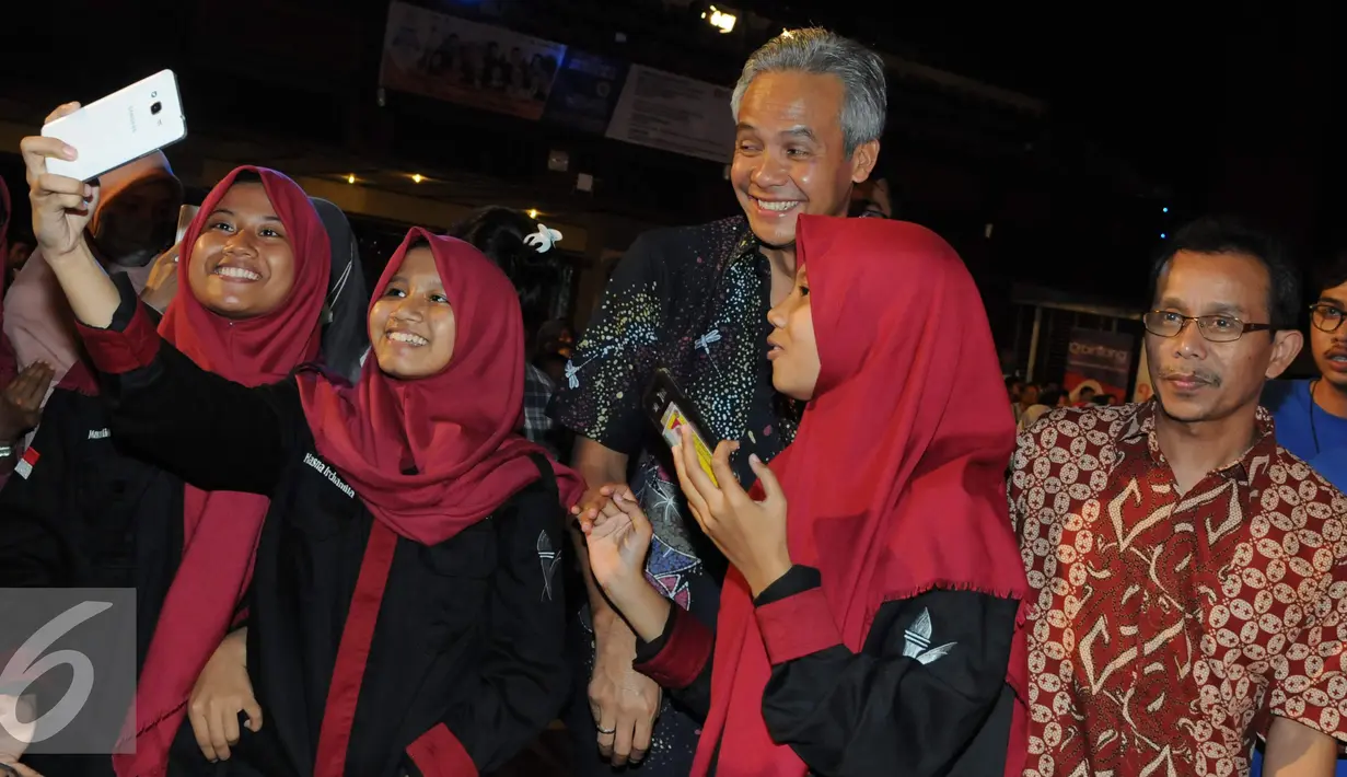 Gubernur Jawa Tengah Ganjar Pranowo berfoto bersama mahasiswa usai acara saat EGTC 2016, Yogjakarta, Kamis (3/11). Ganjar Pranowo menjadi pembicara dalam acara terakhir EGTC 2016 yang digelar di UGM. (Liputan6.com/Helmi Afandi)