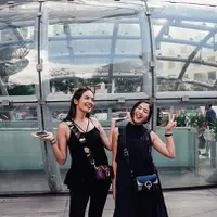 Kekompakan dua sahabat Enzy Storia dan Jessica Mila bisa terlihat dari OOTD mereka saat traveling. [Foto: Instagram @jscmila]