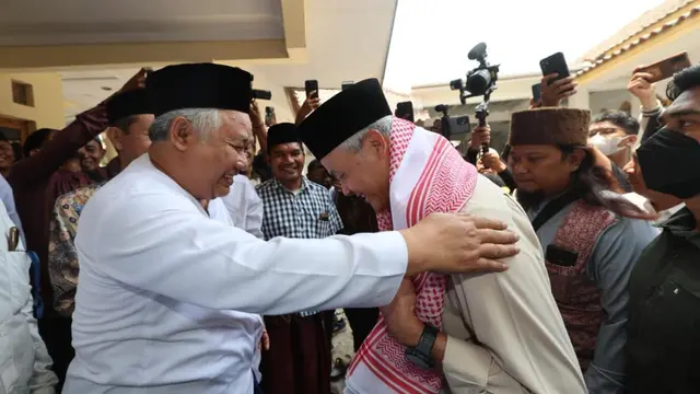 Bakal Calon Presiden (Bacapres) Ganjar kembali melakukan silahturahmi dengan pimpinan Pondok Pesantren (Ponpes) yang ada di Jawa Barat. Kali ini, dia bersilahturahmi dengan pengasuh Ponpes Al-Jauhariyah Balerante, Palimanan, Kabupaten Cirebon, Muhammad Fa