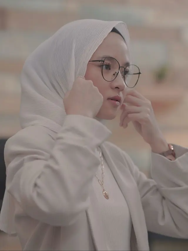 Nissa Sabyan (https://www.instagram.com/p/CRd7j9zsc9k/)