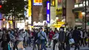 Orang-orang berjalan di penyeberangan di Shibuya, distrik hiburan Tokyo, Jumat (1/10/2021). Jepang sepenuhnya keluar dari keadaan darurat virus corona untuk pertama kalinya dalam lebih dari enam bulan. (AP Photo/Kiichiro Sato)