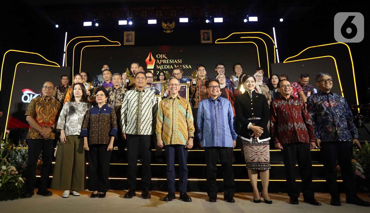 Ketua Dewan Komisioner (DK) Otoritas Jasa Keuangan (OJK) Mahendra Siregar (tengah) berfoto bersama para penerima penghargaan OJK Apresiasi Media Massa, Jakarta, Selasa (2/12/2025). (Liputan6.com/Helmi Fithriansyah)