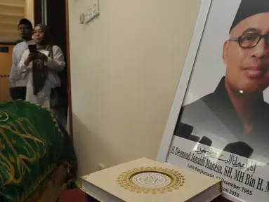 Foto almarhum Wakil Ketua Komisi III DPR RI Desmond J Mahesa terlihat di rumah duka sebelum dimakamkan di Jakarta, Sabtu (25/6/2023). (merdeka.com/imam buhori)