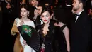 Sementara itu, Jolene Marie tampil memukau dalam debut perdananya di red carpet Cannes saat menghadiri world premiere film Gentle Monster. Ia memilih kebaya karya Intan Avantie bertema “KUSUMA WIJAYA” sebagai representasi budaya Indonesia di panggung internasional.