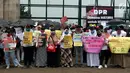 Massa Kolaborasi Nasional menggelar aksi di depan Gedung DPR/MPR, Jakarta, Selasa (17/9/2019). Massa kompak membawa poster bernada dukungan agar DPR segera mengerahkan Rancangan Undang-Undang (RUU) Penghapusan Kekerasan Seksual (PKS). (Liputan6.com/JohanTallo)