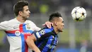 Kedua tim memulai laga dengan gaya main yang berbeda satu sama lain. Barcelona fokus pada penguasaan bola, tetapi Inter mengandalkan serangan balik kilat. (AP/Luca Bruno)