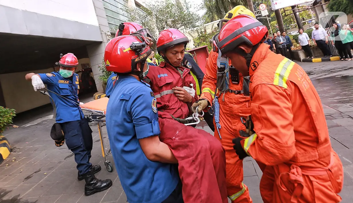 Sejumlah petugas pemadam kebakaran dan tim safety mengevakuasi korban saat simulasi kebakaran di Plaza Semanggi, Jakarta, Rabu (11/12/2019). Simulasi  tersebut dilakukan untuk memberikan pelatihan dan kesigapan menghadapi situasi darurat seperti kebakaran, gempa bumi dan lain-lain. (Liputan6.com/Ang