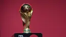 <p>Trofi Piala Dunia FIFA Qatar dipamerkan saat Trophy Tour by Coca-Cola kick-off hari ini dengan first stop event di Dubai, Uni Emirat Arab, Kamis (12/5/2022). (AP Photo/Kamran Jebreili)</p>