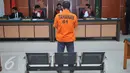 Terdakwa tindak pidana terorisme, Aprimul Hendry saat menjalani sidang di PN Jakarta Barat, Selasa (9/2). Aprimul merupakan simpatisan ISIS yang diduga mendanai dan membantu keberangkatan simpatisan ke Suriah. (Liputan6.com/Gempur M Surya)