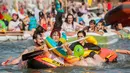 Seorang wanita mendayung perahu selama acara "Abordaje di pelabuhan kota Basque San Sebastian utara, Spanyol (12/8). ""Abordaje" adalah acara alternatif selama Festival Great Week yang berlangsung dari 12 hingga 19 Agustus. (AFP Photo/Gari Garaialde)