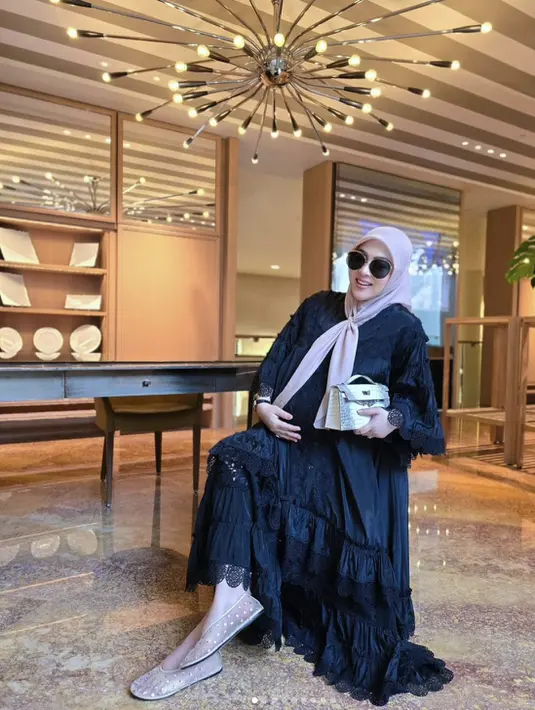 Di saat tampil dengan dress hitam, Syahrini juga terlihat memikat dengan tas Hermes yang dijinjingnya.  [Foto: Instagram/ Princess Syahrini]