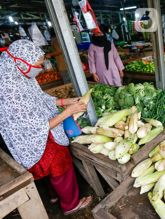 Warga membeli kebutuhan pangan di Pasar Lembang, Tangerang, Banten, Selasa (4/5/2021). Kepala Badan Ketahanan Pangan Kementerian Pertanian memastikan pasokan pangan cukup sepanjang Ramadhan dan Idul Fitri. (Liputan6.com/Angga Yuniar)