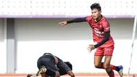 Pemain Persita, Obet Choiri (kanan). (Persita Media)