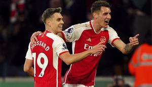 Selebrasi gelandang Arsenal, Leandro Trossard (kiri) bersama Jakub Kiwior setelah mencetak gol pertama timnya ke gawang Wolverhampton Wanderers pada laga pekan ke-33 Premier League 2023/2024 di Molineux Stadium, Wolverhampton, Sabtu (20/4/2024). (PA via AP Photo/Mike Egerton)
