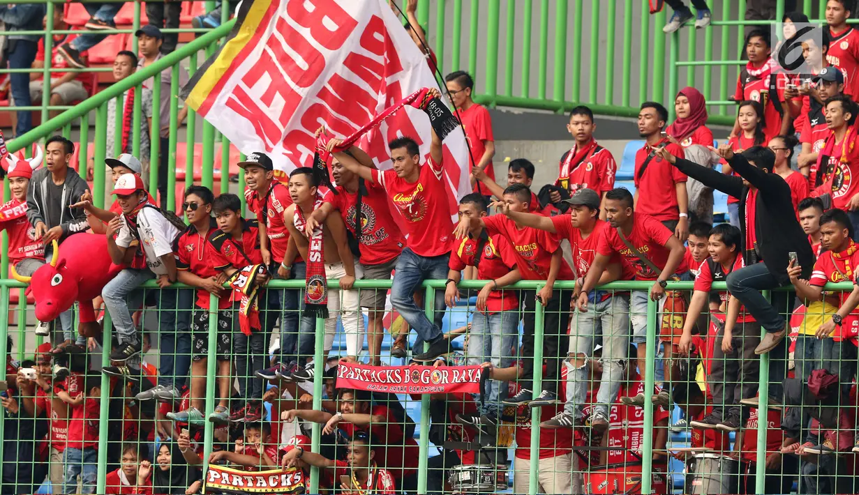 Suporter Semen Padang mencabut spanduk usai menyaksikan laga timnya melawan Bhayangkara FC di lanjutan Liga 1 Indonesia di Stadion Patriot Candrabhaga, Bekasi, Sabtu (20/5). Semen Padang kalah 0-1. (Liputan6.com/Helmi Fithriansyah)