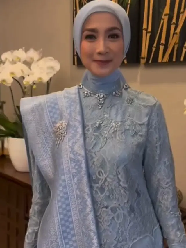 5 Gaya Hijab Desy Ratnasari di Berbagai Momen, Inspirasi OOTD Muslimah Kekinian (credit: instagram/desyratnasariterdepan).