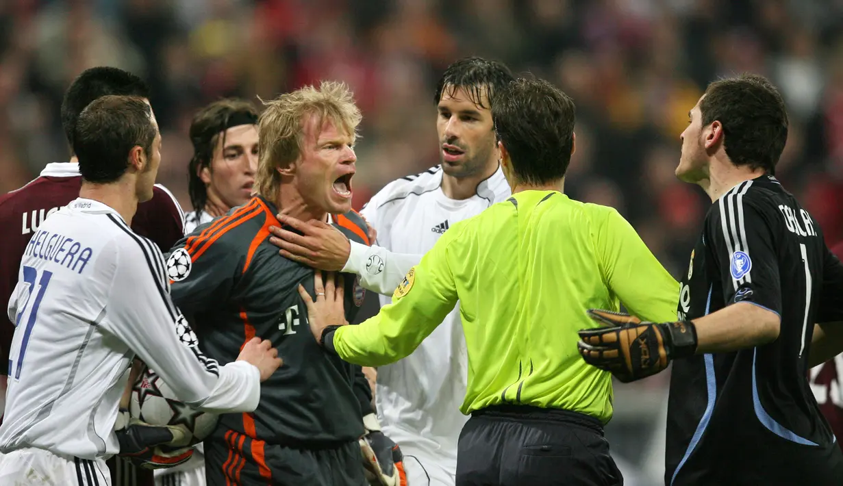 Kiper Jerman Bayern Munchen Oliver Kahn bersitegang dengan kiper Spanyol Real Madrid Iker saat laga Liga Champions di Stadion Allianz Arena di Munich (7/3/2007). (AFP PHOTO / PIERRE-PHILIPPE Marcou )