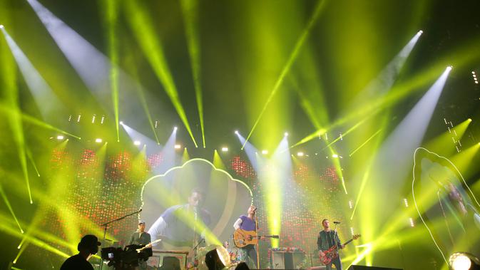Suasana konser Grup band Coldplay saat menghibur para penonton di Lapangan FedEx di Landover, Md, AS (6/8). (Photo by Brent N. Clarke/Invision/AP)