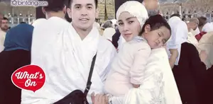 Kebersamaan Olla Ramlan dan Dewi Sandra saat umrah di Mekkah.