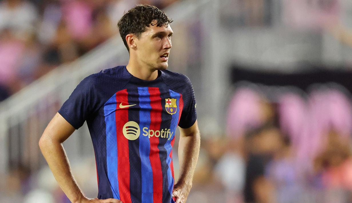 Andreas Christensen. Barcelona baru saja mendapatkan bek tengah Denmark berusia 26 tahun ini secara gratis pada bursa transfer musim panas 2022/2023 dari Chelsea yang telah dibelanya sejak awal musim 2015/2016 usai dipromosikan dari tim Chelsea U-21. Padahal nilai pasar terakhirnya bernilai 35 juta euro atau kini setara Rp530 miliar, masih beda tipis dengan nilai pasar tertingginya yang mencapai 40 juta euro. (AFP/Getty Images/Michael Reaves)