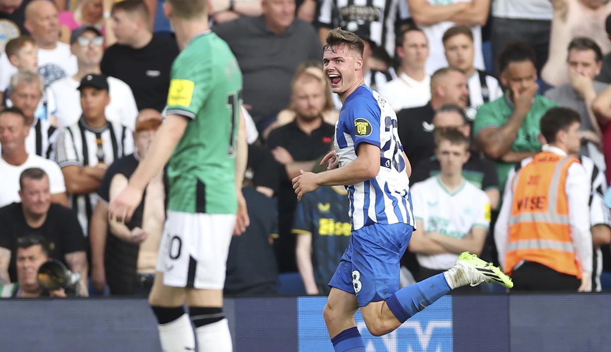 Mencetak tiga gol alias hattrick dalam satu laga di Premier League Liga Inggris tentu merupakan momen fantastis dan tak terkupakan bagi seorang pemain. Apalagi jika sang pemain masih tergolong sebagai pemain muda yang belum berpengalaman. Seperti para pemain berikut yang masuk dalam daftar 5 pencetak hattrick termuda di Premier League hingga saat ini. (PA via AP Photo/Steven Paston)