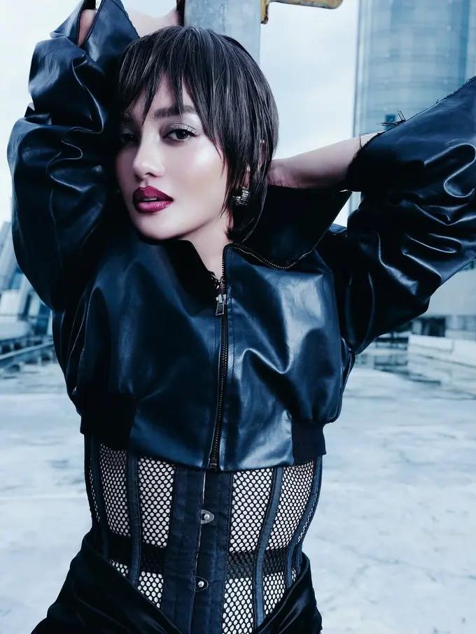 Gaya Powerful Ririn Ekawati dengan Rambut Pixie dan Smokey Makeup di Pemotretan Terbaru