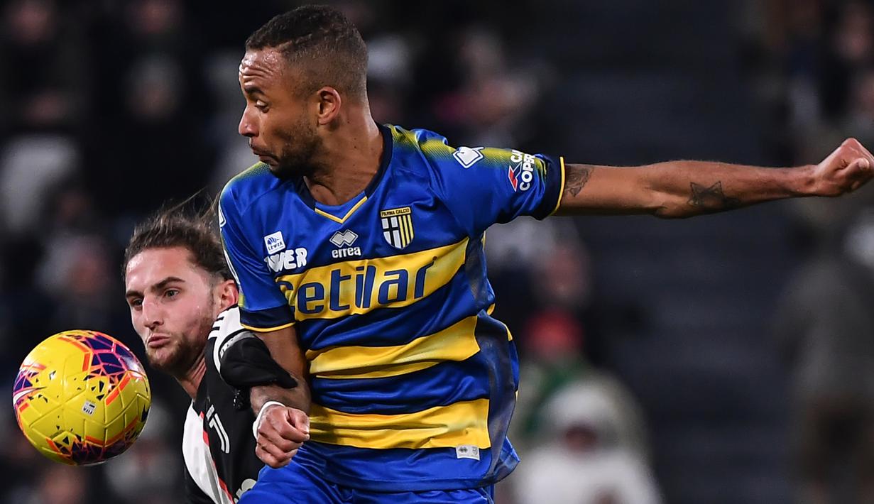 Gelandang Juventus, Adrien Rabiot berebut bola  dengan pemain Parma, Hernani pada lanjutan pertandingan Liga Serie A Italia melawan Parma di Stadion Allianz, Minggu (19/1/2020). Menghadapi Parma, Juventus menang 2-1 berkat dua gol Cristiano Ronaldo. (Marco Bertorello / AFP)