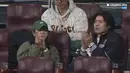 Awalnya, kamera hanya menyorot pasangan selebritas Hyun Bin dan Son Ye Jin. Mereka kompak bertepuk tangan di tengah pertandingan. (Foto: Coupang Play)