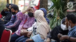 Sejumlah keluarga korban kebakaran Lapas Kelas I Tangerang mendatangi RS Polri Kramat Jati di Jakarta, Rabu (8/9/2021). Keluarga korban kebakaran Lapas Kelas I Tangerang mendatangi Posko Ante Mortem untuk melaporkan kehilangan anggota keluarga mereka. (Liputan6.com/Faizal Fanani)