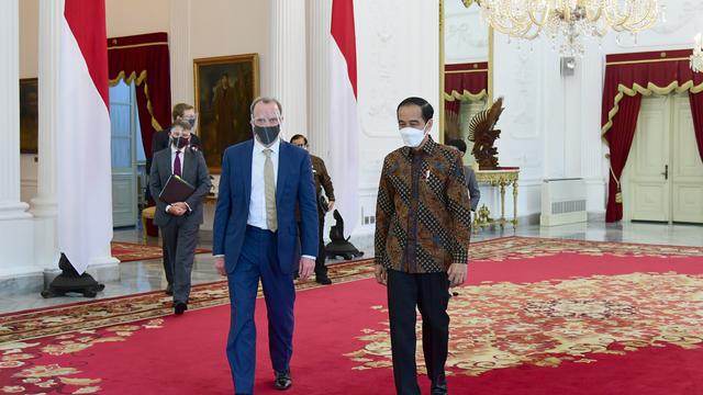 Pertemuan Menteri Luar Negeri Inggris Dominic Raab dan Presiden RI Joko Widodo pada Rabu (7/4/2021). (Photo credit: Kedutaan Besar Inggris via Twitter)