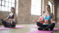 Lakukan gerakan yoga yang ringan/copyright pexels/Andrea Piacquadio