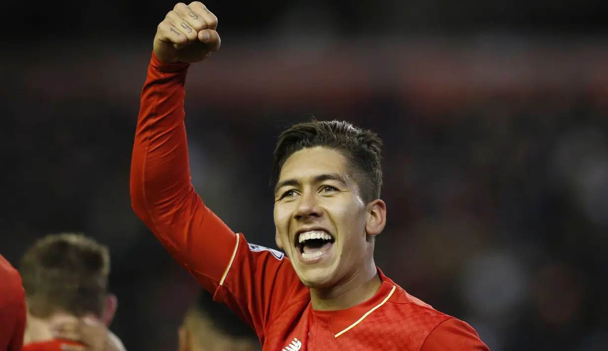 Pemain Liverpool, Roberto Firmino mencetak satu gol saat timnya melibas Manchester City pada lanjutan Liga Inggris di Stadion Anfield, Kamis (3/3/2016). (Reuters / Phil Noble)