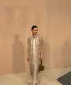 Raline Shah tampil memukau dalam balutan dress silver dengan statement outer. Ia memadukannya dengan gaya makeup yang fokus pada area bibir. [Foto: Instagram/ Raline Shah]