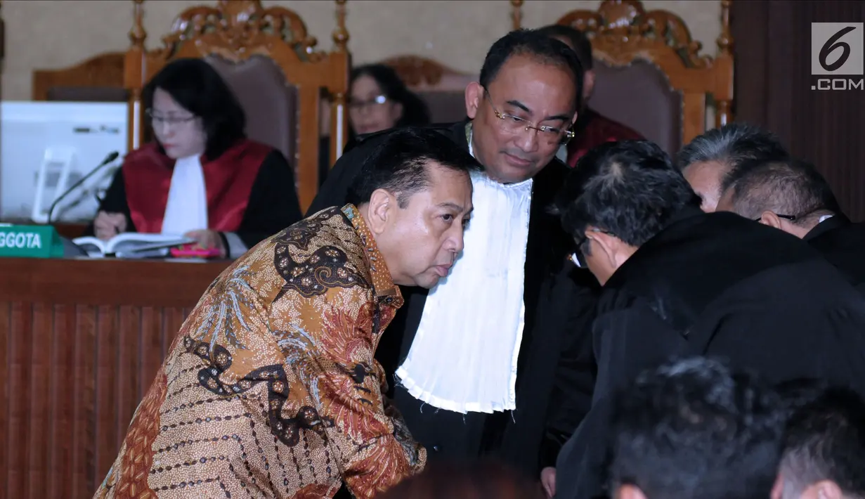 Terdakwa korupsi proyek e-KTP, Setya Novanto berdiskusi dengan penasehat hukumnya usai mendengar pembacaan putusan di Pengadilan Tipikor, Jakarta, Selasa (24/4). Setya Novanto divonis hukuman pidana 15 tahun penjara. (Liputan6.com/Helmi Fithriansyah)