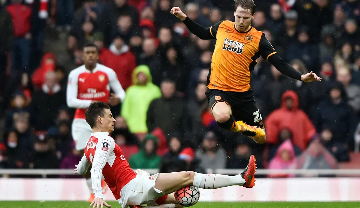 Pemain Arsenal, Laurent Koncielny, berusaha menghadang laju pemain Hull City, Nick Powell, dalam putaran kelima Piala FA Inggris di Stadion Emirates, London, Inggris, Sabtu (20/2/2016). (Reuters/Hannah McKay)