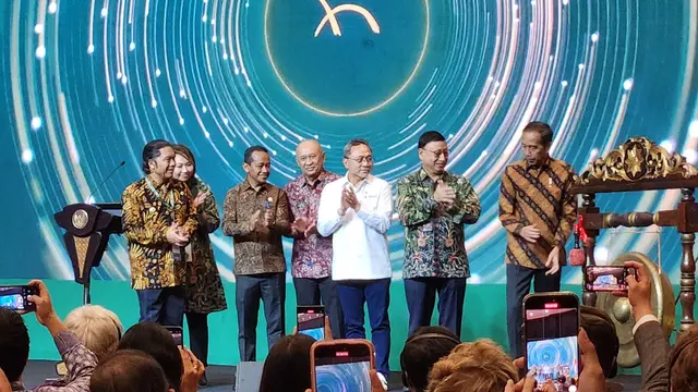 Menteri Perdagangan (Mendag) RI Zulkifli Hasan (Zulhas) mendampingi Presiden Joko Widodo dalam pembukaan IFFINA Indonesia Mebel & Design Expo 2023 di ICE BSD, Tangerang, Kamis (14/9/2023). (Dok Kemendag)
