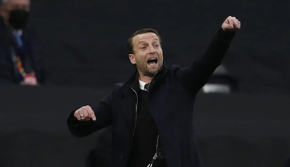 Manajer tim Wolfsberger, Ferdinand Feldhofer memberi instruksi kepada pemainnya saat menghadapi Tottenham Hotspur dalam laga leg kedua babak 32 Besar Liga Europa 2020/21 di Tottenham Hotspur Stadium, Rabu (25/2/2021). Wolfsberger kalah 0-4 dari Tottenham. (AFP/Adrian Dennis)