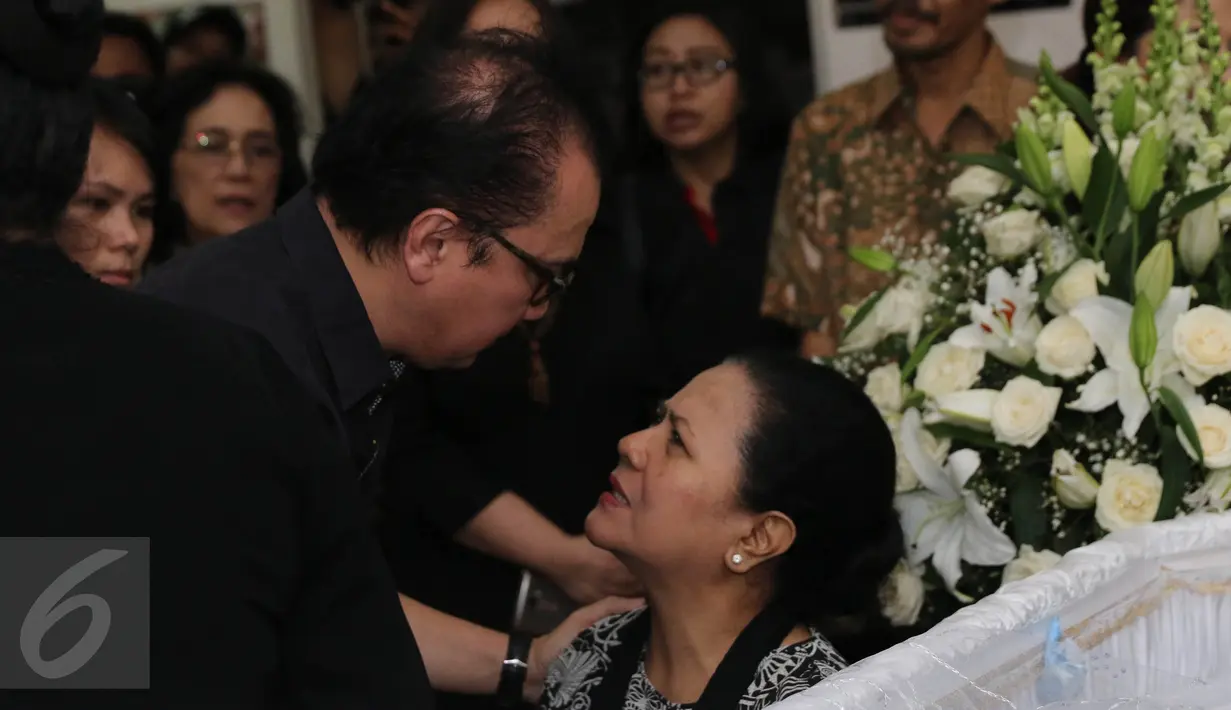 Politikus Tantowi Yahya menghibur ibunda Mike Mohede, Amin Yudhayani saat melayat ke rumah duka kawasan Bintaro, Tangerang Selatan, Senin (1/8). Bungsu dari 6 bersaudara ini ditemukan meninggal ketika sedang tidur. (Liputan6.com/Herman Zakharia)
