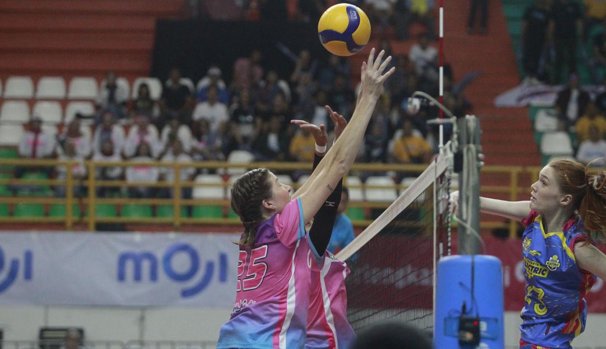 <p>Pemain Jakarta Electric PLN, Marina Markova (kanan) melepaskan spike yang berusaha diblok pemain Jakarta Livin Mandiri, Karsta Lowe pada laga seri kedua putaran kedua PLN Mobile Proliga 2024 di GOR Si Jalak Harupat, Kabupaten Bandung, Jumat (7/6/2024). Jakarta Electric PLN menang 3-0 (25-19, 25-22, 26-24). (Dok. PBVSI)</p>