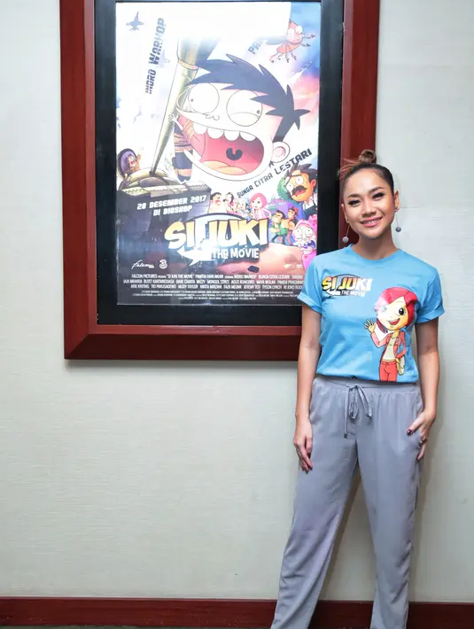 "Susah banget. Aku coba suara yang cocok dengan Erin. Tokoh ini merupakan lulusan dari Amerika, umurnya 25 tahunan. Gimana caranya aku balikan vokalku menjadi kayak anak muda yang enggak keibuan," ujar Bunga Citra Lestari. (Adrian Putra/Bintang.com)