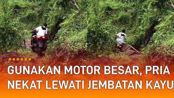 VIDEO: Gunakan Motor Besar, Pria Nekat Lewati Jembatan Kayu Akhirnya Apes